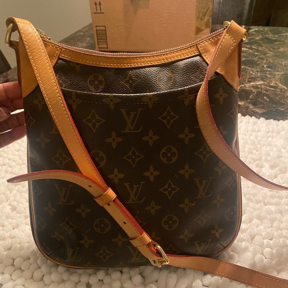 Louis Vuitton. Please see pictures with scratches used condition 100% authentic